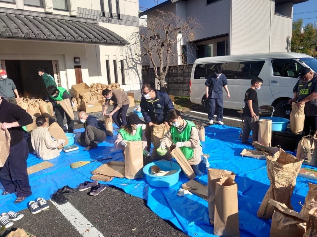 11月27日、滋賀教区教務所で行われた袋詰め作業の様子